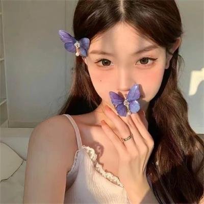 她比烟花寂寞
